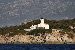 Faro lungo la costa rocciosa di Porto Vecchio, in Corsica  - © Angelo Giampiccolo / Shutterstock.com