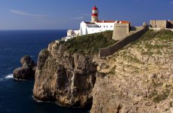 Il faro della "fine del mondo" a Sagres, più esattamente sulla punta di Capo San Vincenzo, in Portogallo - © John Copland / Shutterstock.com