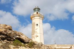 Faro sull'isola di Lampedusa (Isole Pelagie) in Italia a sud-est della Sicilia - © gabrisigno / Shutterstock.com