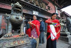 Fedeli fanno offerte durante la festa di Bisket Jatra a Bhaktapur  - © Hung Chung Chih / shutterstock.com