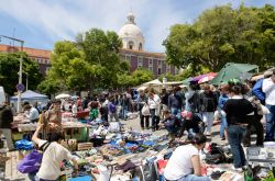 La Feira da Ladra è il famoso mercatino delle pulci di Lisbona. Si trova presso il Campo de Santa Clara,a pochi passi dal Panteão Nacional - foto © www.cm-lisboa.pt ...