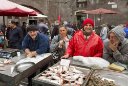 Fera o Luni a Catania, alcune bancarelle per la vendita del pesce appena pescato - © Ratikova / Shutterstock.com 