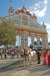 Durante la Feria de Abril, la festa più attesa di Siviglia, si balla, si mangia, si va al luna park e si ammira il maestoso passeggiare di cavalli e carrozze, con gli uomini nei loro ...