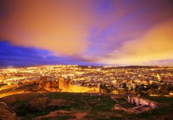 Fes di notte: il panorama della piu grande medina del Marocco - © Rechitan Sorin / Shutterstock.com