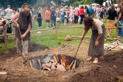 Festival of Experimental Archeology Days, Kernave, Lituania: è una festa che si tiene ogni anno ad inizio luglio in un ambiente ricreato secondo lo stile e la tradizione medievale, ed ...