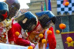 Figuranti sui carri, con gli elmetti tradizionali della furiosa battaglia delle arance di Ivrea - © Paolo Bona / Shutterstock.com 