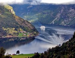 Fiordo di Geiranger, Norvegia, con traghetto che collega la cittadina a Hellesylt alla più lontana Valldal.