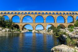Il fiume Gardon e il grande acquedotto romano di Pont du Gard in Francia, nella Lnguadoca-Rossiglione - © Bertl123 / Shutterstock.com