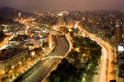 Il Fiume Mapocho che divive i due distretti di Providencia e di las Condes a Santiago del Cile - © Tifonimages / Shutterstock.com