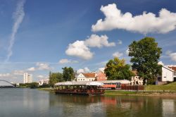 Minsk, la capitale della Bielorussia, sorge in una zona pianeggiante lungo le rive del fiume Svislač, lungo 327 km. Narra una leggenda che un gigante di nome Menesk avesse un mulino proprio ...