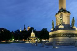 Stoccarda by night: la fontana di Schlossplatz, piazza principale della città, e in primo piano la base della colonna monumentale (Jubiläumssäule, ovvero Colonna del Giubileo) ...