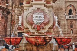 Una delle antiche fontane che abbelliscono Siviglia. Questa si trova di fronte alla Cattedrale e alla torre della Giralda - © Ashiga / Shutterstock.com