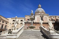 La Fontana Pretoria sorge nell'omonima piazza di Palermo (Sicilia), conosciuta anche come Piazza della Vergogna. Realizzata a Firenze nel 1554, la fontana fu trasferita nel capoluogo ...