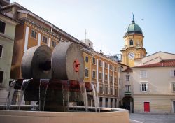 Una fontana di Rijeka, Croazia - Passeggiando per il centro storico di Fiume si può percorrere la strada pedonale di Korzo, uno dei più importanti quartieri della località ...