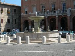 La fontana di Piazza Enrico Mattei in centro a Matelica - © Dr.Zero / Wikipedia