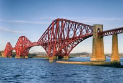 Fort Rail Bridge, il famoso ponte ferroviario della Scozia, che unisce la sponda di Edimburgo alla regione del Fife, attraversando il "fiordo" Firth of Forth  - © ...