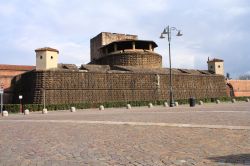 Fortezza da Basso (Fortezza di San Giovanni Battista) a Firenze. Oggi è un luogo dedicato ad eventi ed esposizioni a Firenze Fiera. Sotto i Medici il forte venne retto nel 1537, con il ...