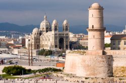 Fortezza medievale e Cattedrale di Marsiglia. Siamo in Provenza nel sud della Francia - © Pierre-Yves Babelon / Shutterstock.com 
