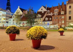 Foto della bella Piazza Livu che si trova in centro a Riga, in Lettonia - © Nikonaft / Shutterstock.com