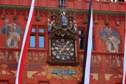 Dettaglio del Municipio di Basilea, Svizzera - Il Rathaus Basler è un grande edificio ospitato nella piazza del mercato conosciuto ovunque per la sua facciata in mattoni rossi su cui ...