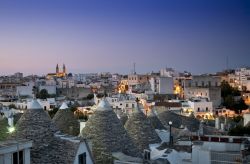 Foto di Alberobello al tramonto trulli Puglia - © uhueye / Shutterstock.com