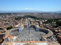 Un bel panorama di Roma in una giornata di sole, fotografato dalla cupola di San Pietro. La cupola progettata da Michelangelo è alta più di 133 metri e sono ben 537 i gradini da ...
