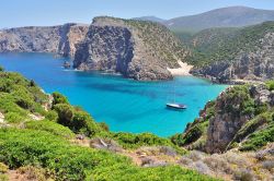 Foto panoramica della incantevole Cala Domestica, l'insenatura che si trova vicino a Buggerru in Sardegna - © Sfocato / Shutterstock.com