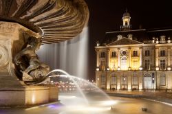 Fotografia della Fontana delle tre Grazie a Bordeaux che si trova la centro della piazza della Borsa - © Francisco Javier Gil / Shutterstock.com