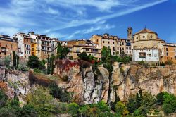 Il borgo di Cuenca, nel cuore de La Mancia, ha case fitte tra di loro, colorate e traforate da mille finestre, che si affacciano a strapiombo sul paesaggio circostante.  - © leoks ...