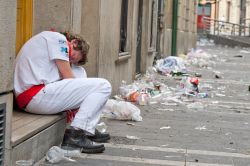 Le strade di Pamplona dopo la Festa di San Firmino, che ogni anno comincia il 6 e si conclude il 14 luglio. Il "day after" è silenzioso, malridotto e stropicciato: la città ...