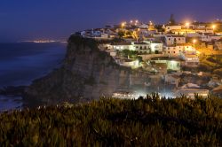 Fotografia notturna di Azenhas do Mar, il villaggio costiero del Portogallo - © Andre Goncalves / shutterstock.com