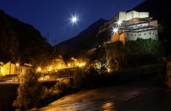 Fotografia notturna del Forte di Bard - Alla sera il fascino di questa architettura militare da sbarramento viene esaltato dalla suggestiva illuminazione  - Cortesia Regione Valle ...