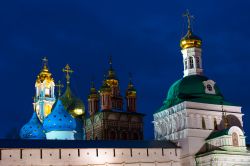 Fotografia notturna di Sergiev Posad, in particolare il complesso della Trinità di San Sergio, uno dei capolavori architettonici della Russia - © Evgeny Eremeev / Shutterstock.com ...