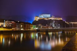 Fotografia notturna del fiume Inn e del Castello di Kufstein in Austria - © Tatiana Popova / Shutterstock.com