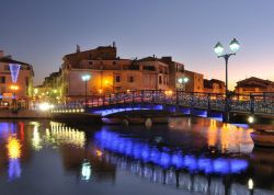 Fotografia notturna ponte di Martigues, la cosiddetta Venezia della Provenza, in  Francia - Cortesia foto, www.ville-martigues.fr/