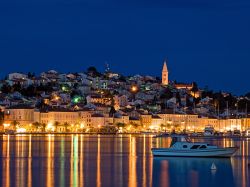 Fotografia notturna del porto di Losinj, Croazia - A 150 km dalle coste italiane, Losinj è un vero e proprio gioiello turistico con mare limpido, rocce a strapiombo e spiagge appartate ...