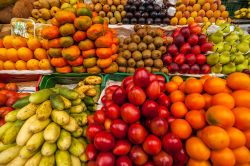 Frutta in un mercato di Bogotà, Colombia. Le bancarelle sono un tripudio di colori e profumi - © Jess Kraft / Shutterstock.com