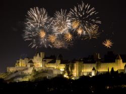 Carcassonne in festa il 14 luglio per commemorare la presa della Bastiglia, con fuochi d'artificio che illuminano la notte, musiche, danze e banchetti all'interno delle mura - © ...