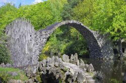 Il Rakotzbrucke tradotto il "ponte del diavolo" al Kromlauer Park, Sassonia - © LianeM / iStockphoto LP.