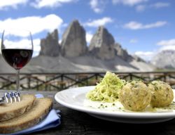 Un soggiorno in Alta Pusteria non può dirsi completo senza aver gustato i sapori tipici della tradizione enogastronomica locale, magari in un rifugio con vista sulle Tre Cime

