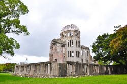 Genbaku Dome, ovvero il celebre A-Dome la cupola sopravissuta alla esplosione atomica di Hiroshima in Giappone - © kessudap / Shutterstock.com
