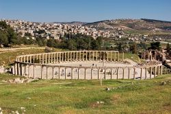 Gerasa (Jerash) la Piazza Ovale della città romana della Giordania. La sua particolare forma ellittica la rende unica al mondo