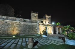 Fotografia notturna dei Giardini del Castello di Bevilaqua, provincia di Verona