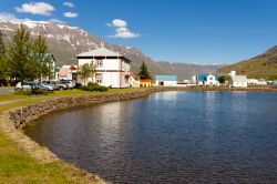 Il piccolo porto di Seydisfjordur, nel cuore dell'omonimo fiordo islandese, con il sole e l'aria tersa diventa un villaggio ridente - © Doin Oakenhelm / Shutterstock.com