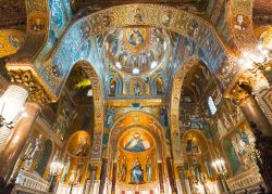 All'interno della Chiesa della Martorana di Palermo si nascondono grandiosi mosaici in perfetto stile bizantino, i più antichi di tutta la Sicilia. Le preziose tessere dorate fanno ...
