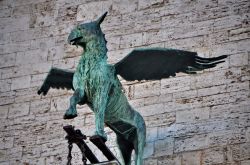 Grifone all'esterno del Palazzo dei Priori a Perugia. Si tratta di una copia, l'originale si trova all'interno.