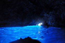 Grotta Azzurra Capri: la luce elettrica dentro alla caverna