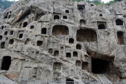 La rete di cunicoli delle Grotte di Longmen. Una volta i loculi erano pieni di dipinti e statue del Budda ed i suoi seguaci, trafugate però nel secolo scorso. Ci troviamo a Luoyang, ...