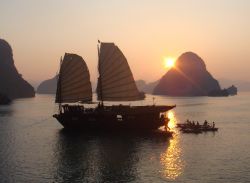 Ha Long Bay fotografata al tramonto. Ci troviamo nel Vietnam settentrionale, a circa 160 km dalla capitale Hanoi - © Andrew Crump -  Creative Commons Attribution 2.0 Generic license. ...