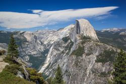 Hald Dome a Yosemite, come si può ammirare dal punto panoramico di Glacier Point, in California - © Radoslaw Lecyk / Shutterstock.com